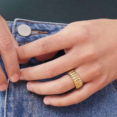 Crush Ring | 18 kt gold plated steel